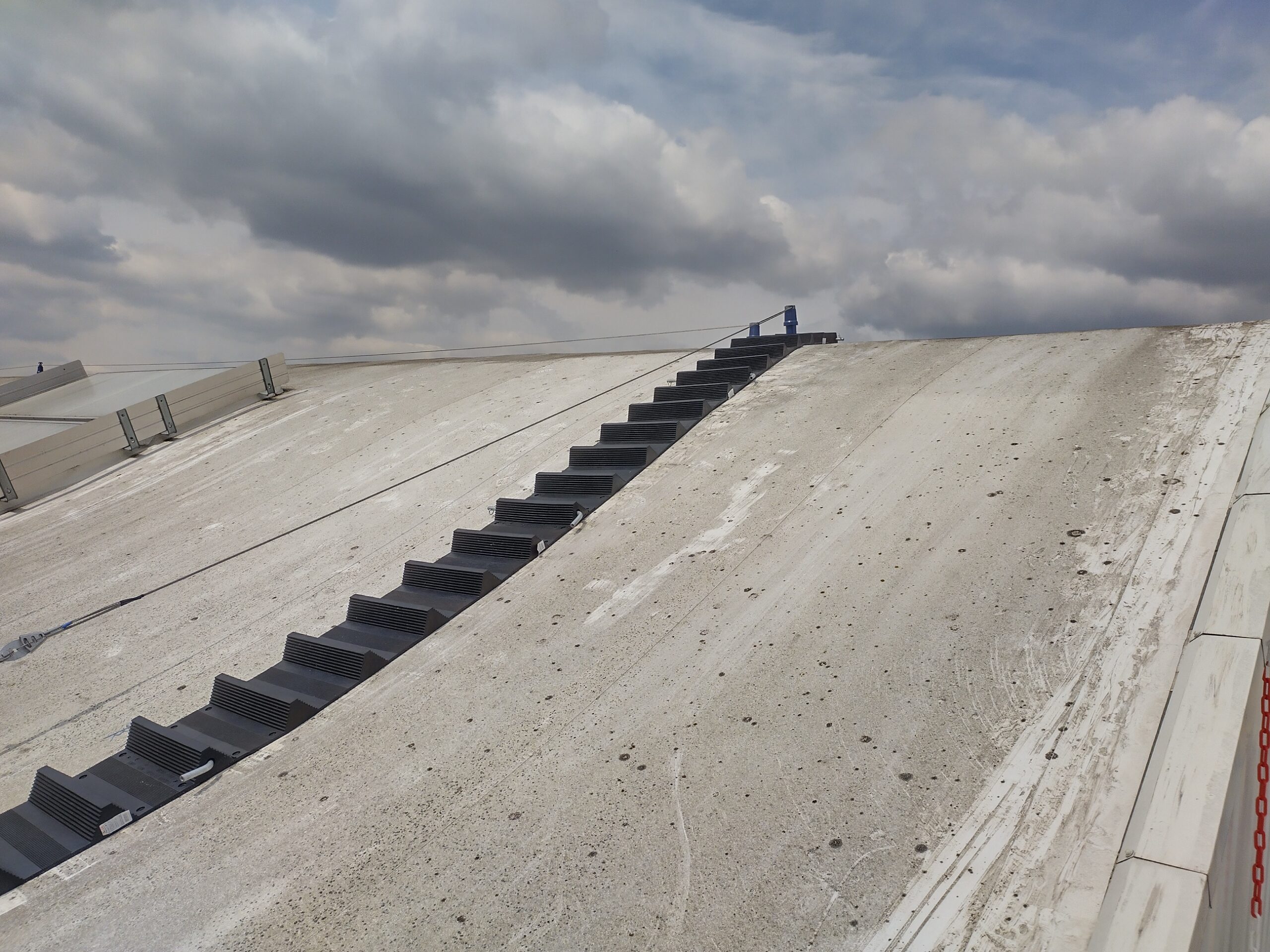 Sécurisation des toiture par la pose de lignes de vie